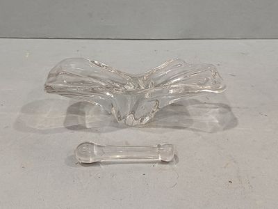 un objet en verre posé sur une table