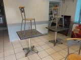 deux chaises et une table dans une pièce dotée d'une fenêtre