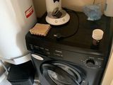 une photo d'un lave-linge et d'un sèche-linge dans une petite pièce