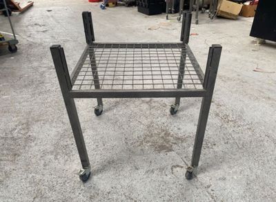 une table en métal posée au milieu de la pièce