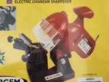 une boîte sur laquelle figure l'image d'un affûteur électrique à chaîne