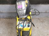 une petite machine jaune et noire posée par terre