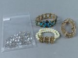 cinq bracelets différents et une bague posés sur une table