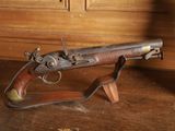 un pistolet posé sur une table en bois