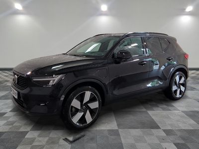 le 4x4 noir est garé sur un sol en damier dans le garage