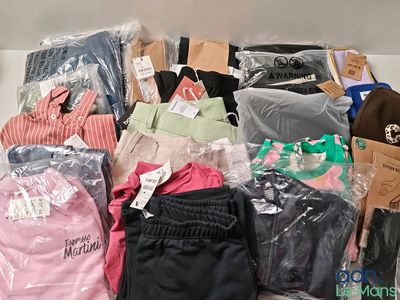 une pile de vêtements posée sur une table