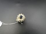 un gros plan d'un objet en forme de fleur auquel est attachée une étiquette