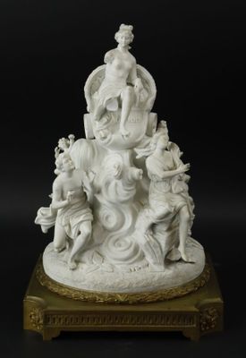 une image représentant une statue d'une femme et d'enfants sur un socle