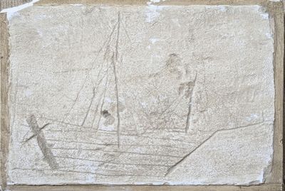 un dessin représentant un bateau sur le mur d'un immeuble