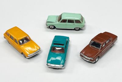 plusieurs petites voitures sont alignées sur une surface blanche
