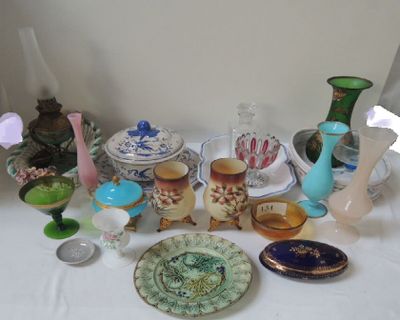 beaucoup de vases et d'assiettes en verre sur la table