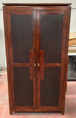 une armoire en bois à deux portes, dont l'une est vitrée