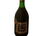 une bouteille de vin posée sur une table