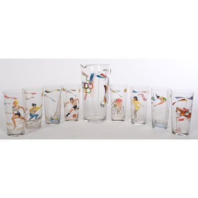 sept verres et un pichet posés sur une table