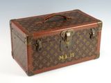 malle Louis Vuitton avec monogrammes et ferrures en laiton
