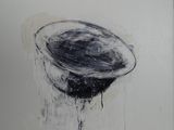 une peinture abstraite représentant un objet en noir et blanc sur un mur blanc