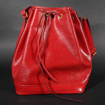 LOUIS VUITTON Vers 1992 Sac NOÉ en cuir épi rouge, bandouliè…