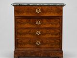 une commode ancienne avec dessus en marbre