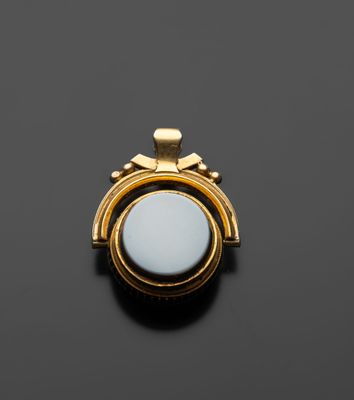 un pendentif en pierre dorée et bleue sur un fond noir