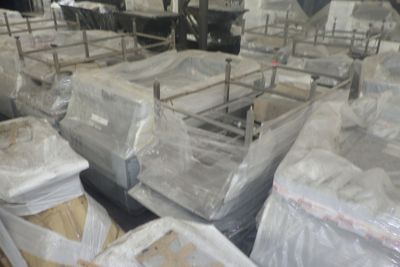une pièce remplie d'une multitude de matelas et d'autres objets