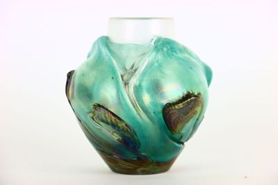 un vase en verre orné d'un motif bleu et vert