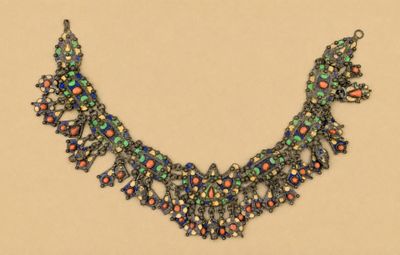 un gros plan sur un collier orné de perles multicolores