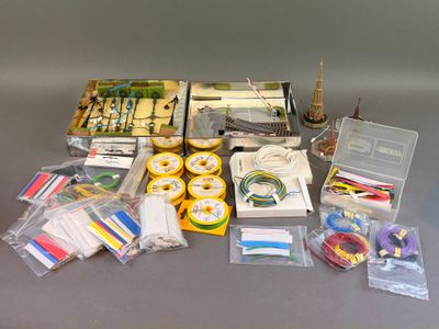 de nombreux types d'accessoires de couture disposés sur une table