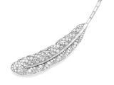 une broche Art déco en forme de plume sertie de diamants, signée Van Cleef