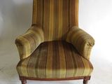 fauteuil rembourré à rayures, avec pieds et accoudoirs en bois