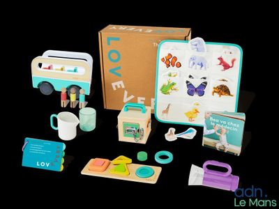 une boîte de jouets comprenant un service à thé, une théière, une théière, une théière, une tasse, une théière, une