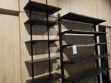 une étagère sur laquelle se trouvent plusieurs étagères