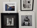 Plusieurs photos en noir et blanc sont accrochées sur un mur blanc