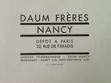 une photo d'une enseigne apposée sur la façade d'un immeuble