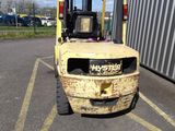 un chariot élévateur jaune garé sur un parking
