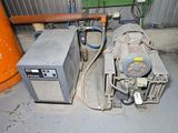 une machine posée à côté d'un radiateur