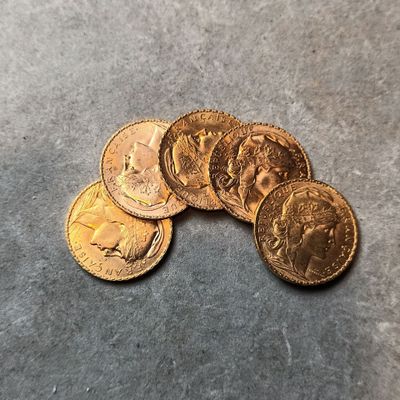 quelques pièces d'or empilées les unes sur les autres sur une table