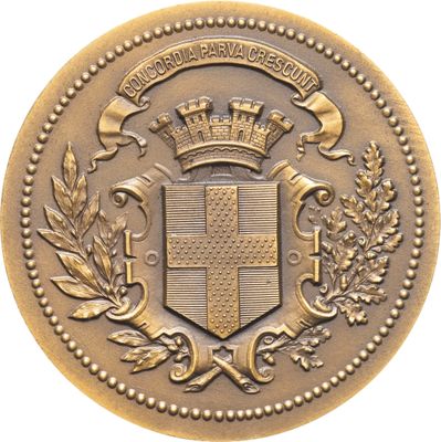 Gros plan sur une pièce d'or ornée d'une couronne