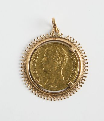 un pendentif en forme de pièce d'or, avec le visage d'une femme au centre