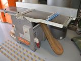 une machine posée sur le sol d'une pièce