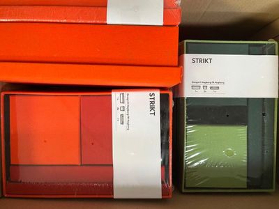 plusieurs boîtes contenant des appareils électroniques de différentes couleurs et tailles, le tout dans une seule boîte