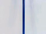 un porte-parapluies bleu sur lequel est posé un parapluie bleu
