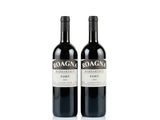 deux bouteilles de vin rouge posées l'une à côté de l'autre sur une surface blanche