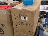 plusieurs boîtes empilées les unes sur les autres
