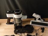 un grand nombre d'outils posés sur une table