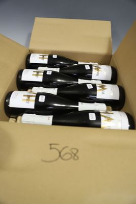 plusieurs bouteilles de vin se trouvent dans un carton sur une table