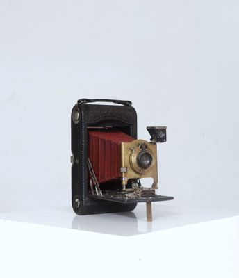 KODAK, United-States. Appareil photo à soufflet en cuir roug…