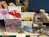de nombreuses cartes posées sur la table, sur lesquelles figurent des images de voitures