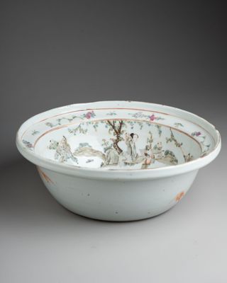 un bol blanc orné de fleurs et d'oiseaux