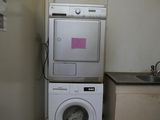 un lave-linge et un sèche-linge dans une petite pièce
