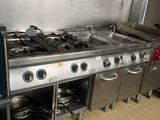 une cuisine équipée d'une cuisinière, d'un four, d'un évier et d'autres appareils électroménagers